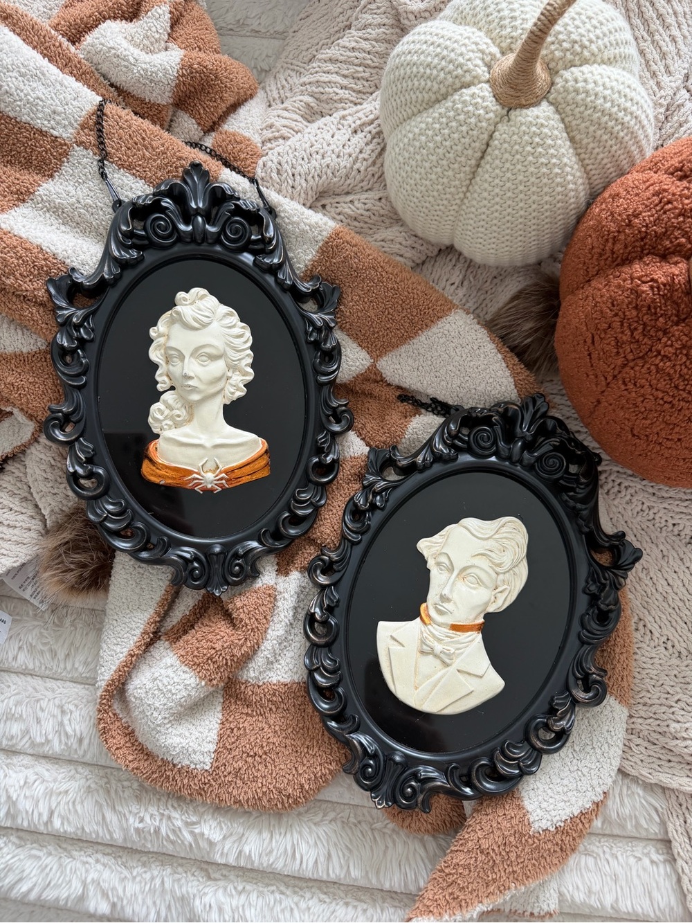 Hyde and Eek! Black Oval Wall Plaques with Cream Portrait - Set of 2